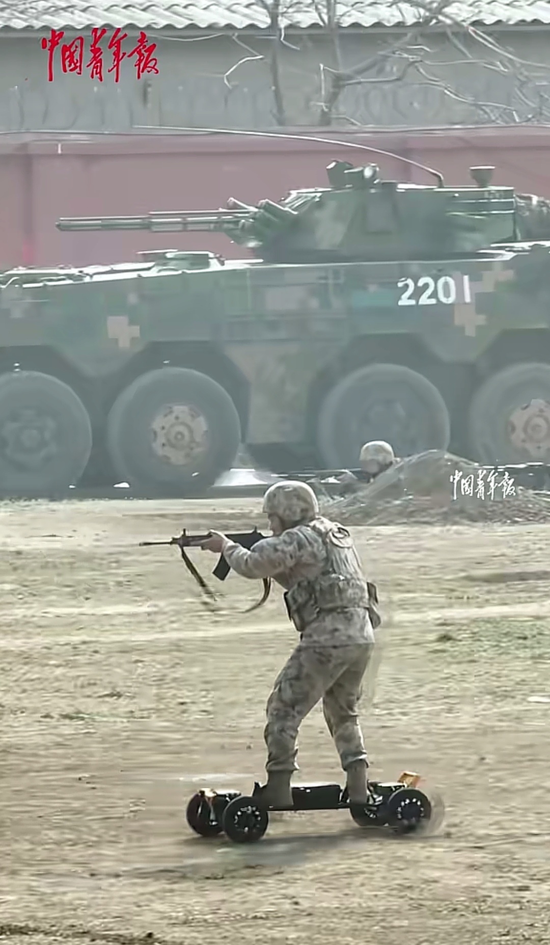 近日，第83集团军某旅使用全地形电动滑板车等装备协同作战，多点突击。 