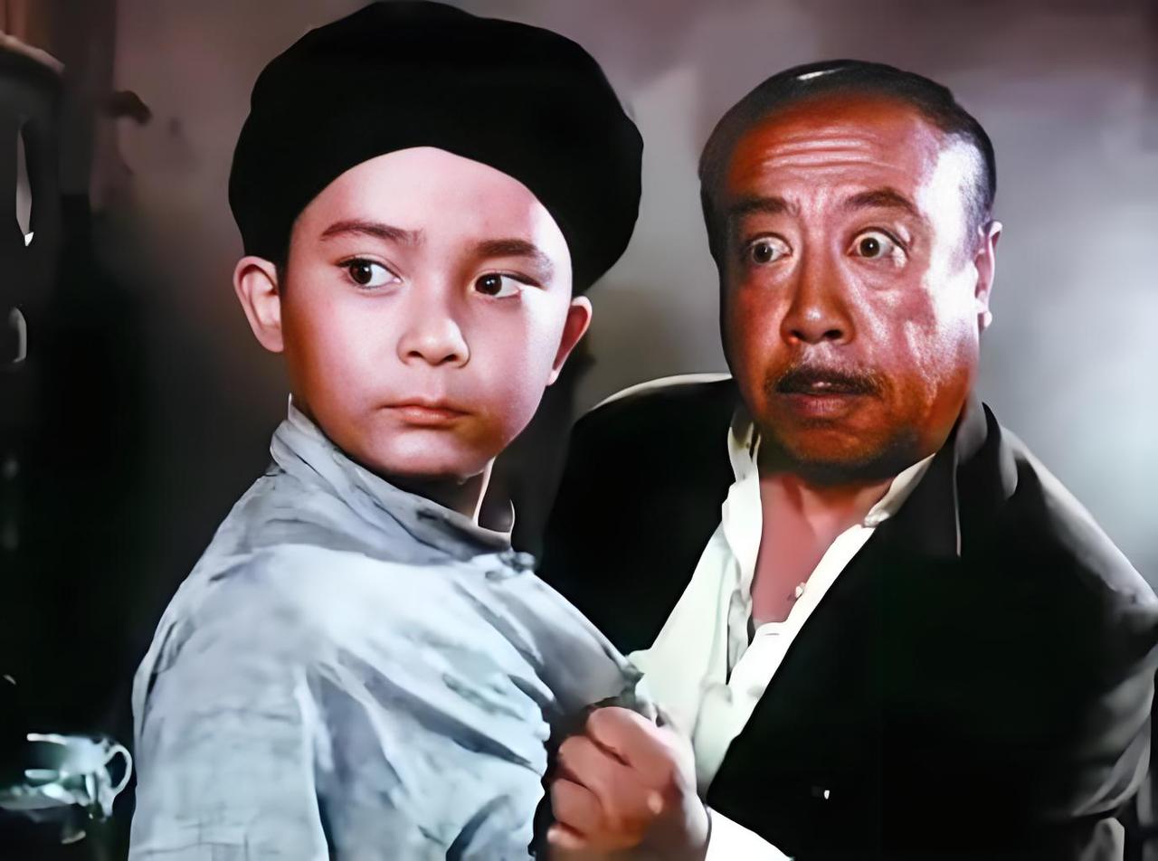 电影《闪闪红星》主题曲！
小小竹排江中游
巍巍青山两岸走
雄鹰展翅飞，哪怕风雨骤