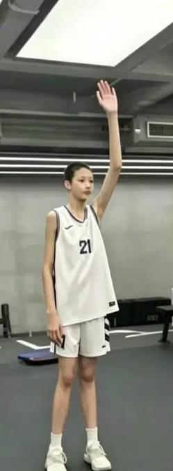 13岁臂展2米30，广东宏远这回是真挖到东西了！

参考资料：快懂百科-《周琦》