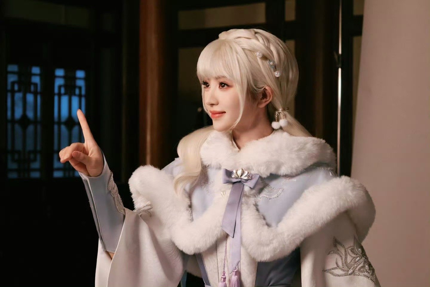 田曦薇白发双马尾 田曦薇新cos🈶！一头亮眼白发搭配元气双马尾，造型适配度满分