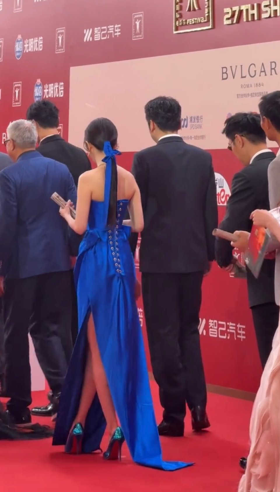 杨幂走上海国际电影节红毯的时候真的把高跟鞋换了，换成了CL Miss Z蓝色高跟