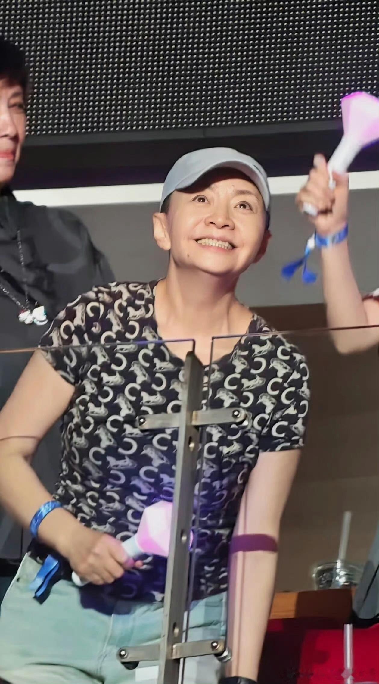 宋丹丹穿20年前家有儿女的衣服宋丹丹还在穿家有儿女里的衣服 这可是名牌 
