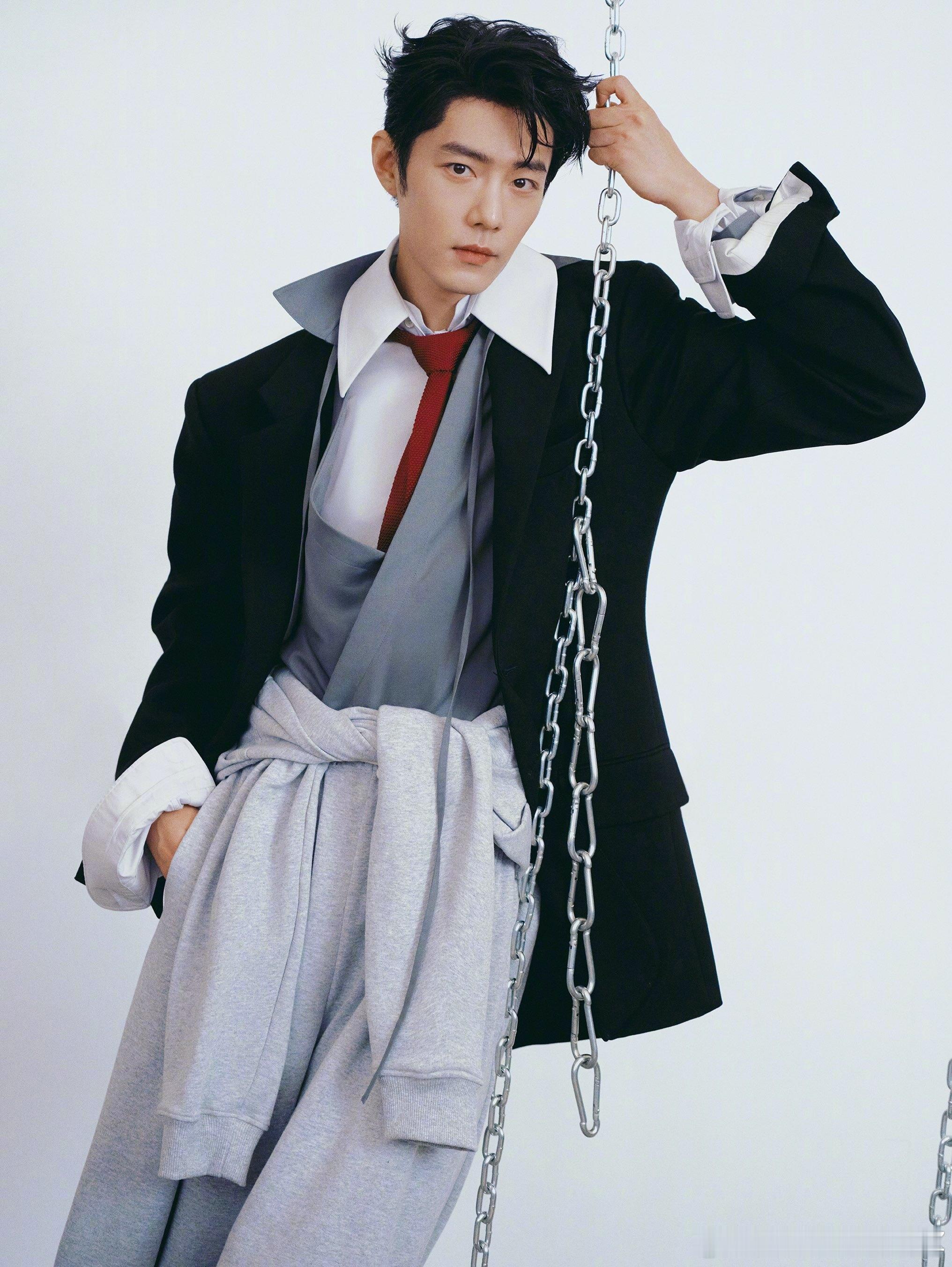 VOGUE China 十月刊，肖战封面大片释出。演绎“意大利制造”全球企划，洒
