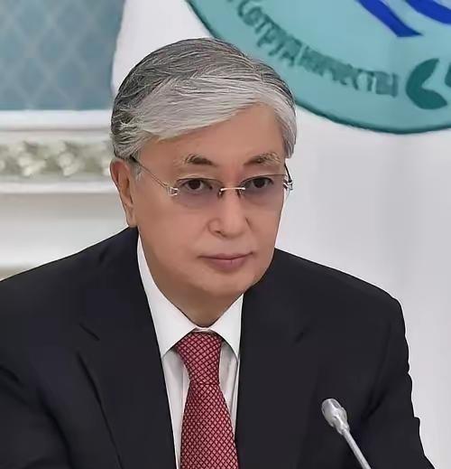 哈萨克斯坦根本不是把"摇摆"玩明白了，而是玩砸了，现在急得团团转，就是为自己的贪