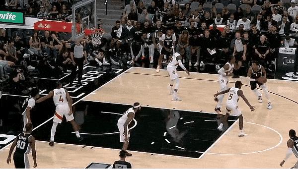 2米3还有滞空！这叫对手怎么防？
在今天NBA常规赛马刺对阵猛龙的第四节比赛中，