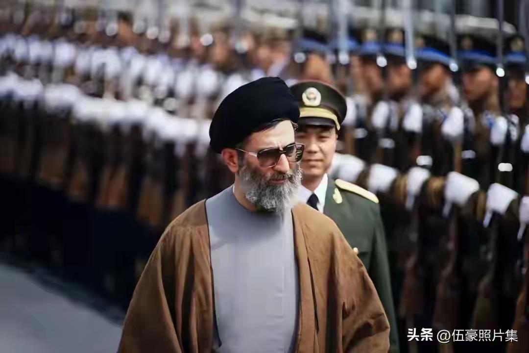 作为伊朗的最高领袖，哈梅内伊最不缺的就是气场了，不管是行走还是讲话，他都是自信满