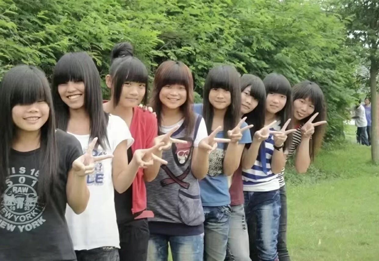 一个也不认识，但是每个人又那么的熟悉！
我好像看到了我的青春！致敬曾经纯粹的我们