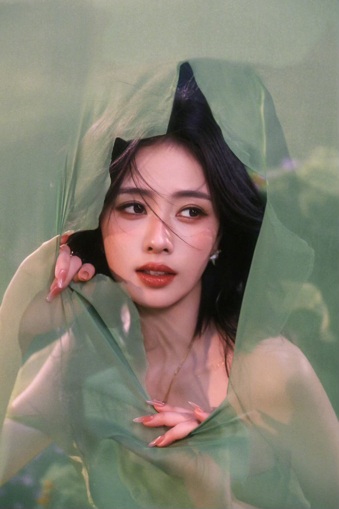 白鹿32岁生日发文认真对待每一场拍摄，结束工作弯腰致谢，小小举动尽显骨子里的教养