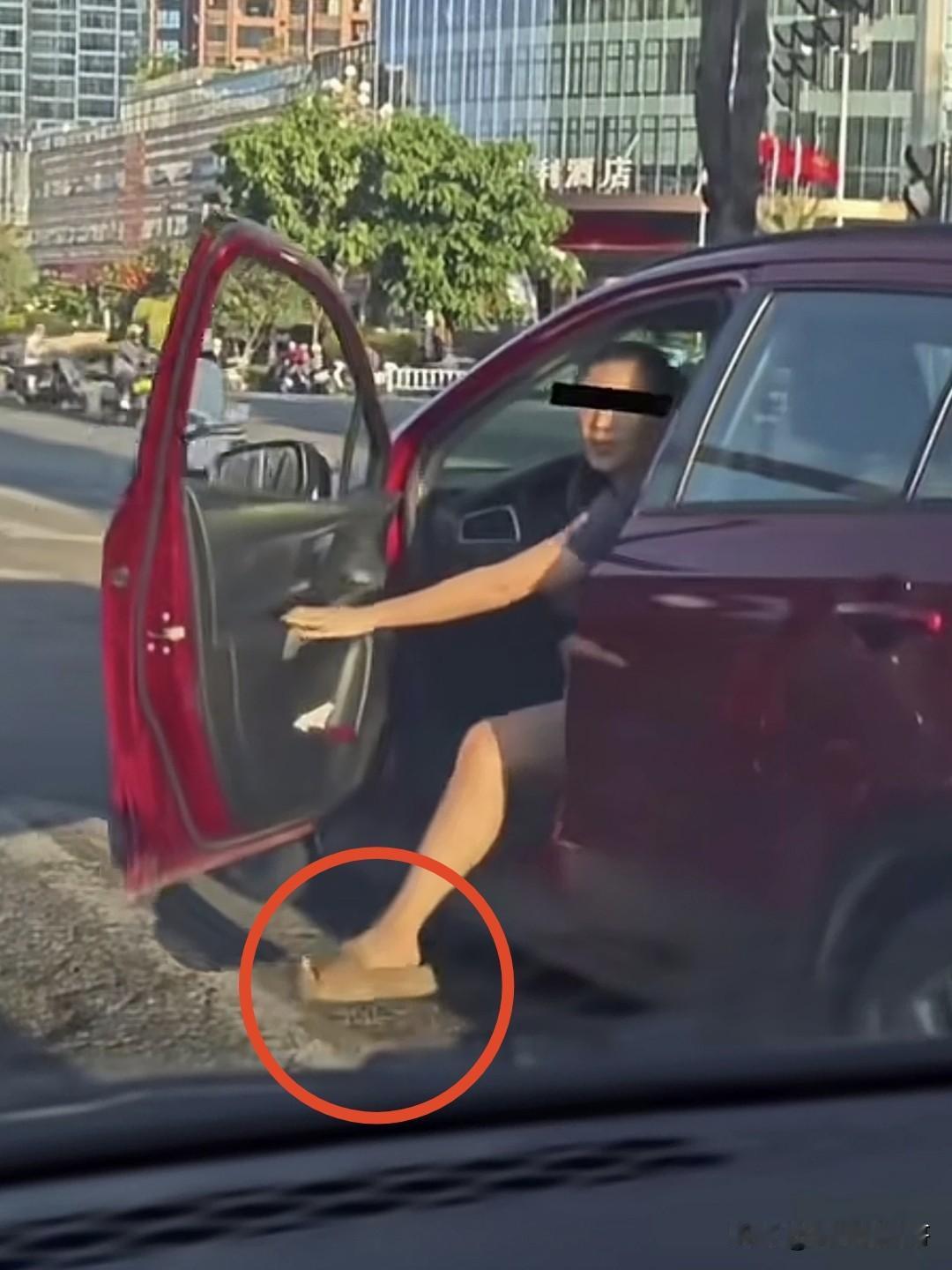 近期一网友爆料上班路上碰到了一位“路怒症”女司机，只因堵车的时候在后面按了一下喇
