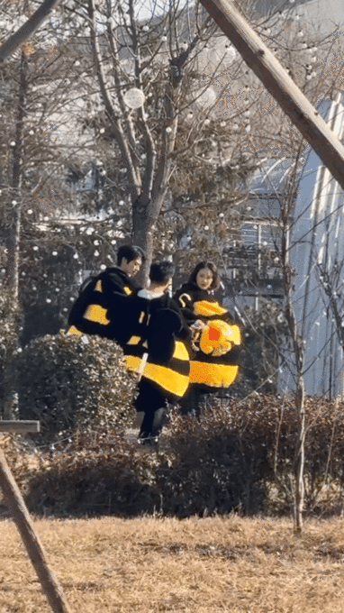 魏大勋帮高叶拉拉链周五晚高疯 刷到魏大勋帮高叶拉拉链的路透，我直接嘴角上扬，这波