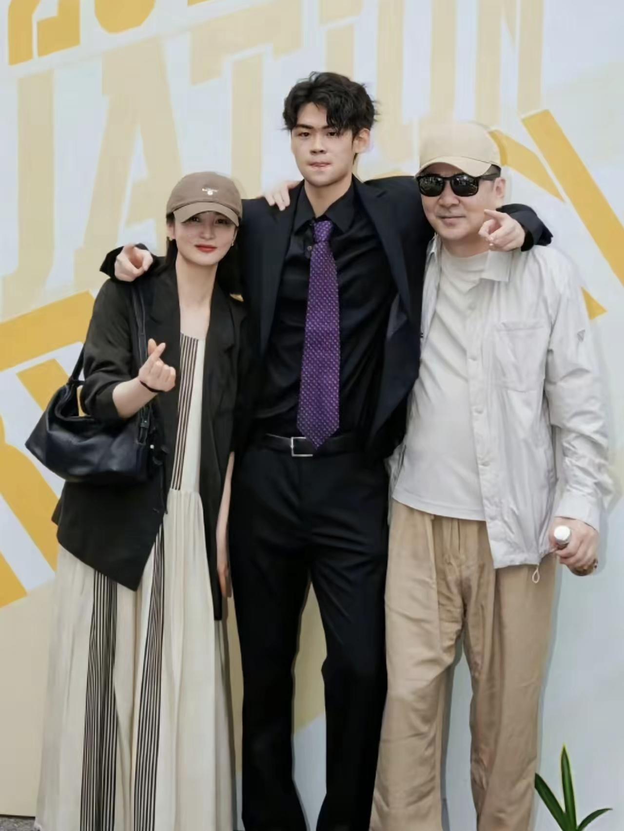 蒋勤勤儿子的个子实在是太优秀了，高爸爸一个头，妈妈只到儿子的肩膀处，身高优势让人