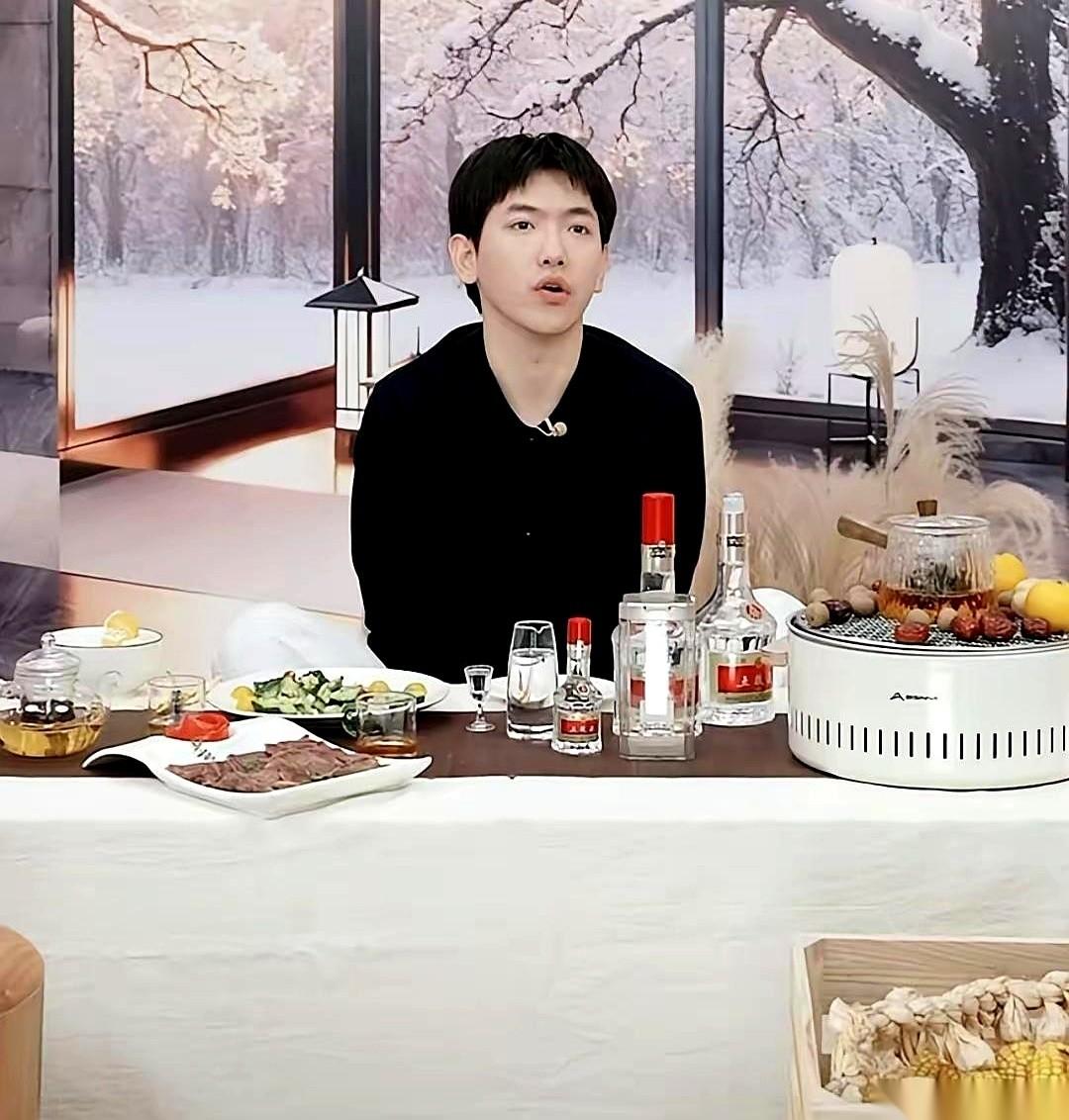 我跟你说，看直播有时候真能学到东西。
就刚才，主播正坐着呢，评论区飘来一句，特意