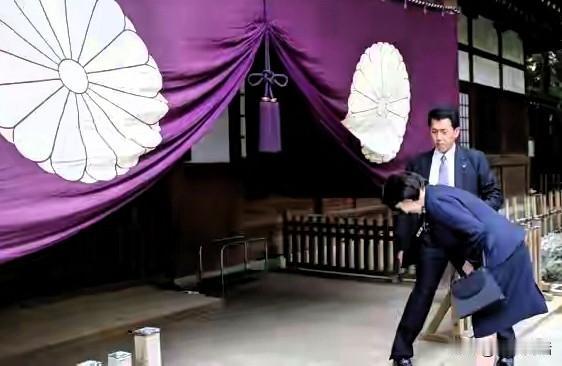 4月21日高市早苗一天之内，先拜鬼，后扩军，把两件祸事凑到了一起。

说是“供奉