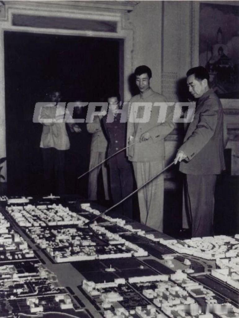 1956年6月3日，周恩来总理亲临北京市都市规划委员会，专门听取郑天翔同志（时任