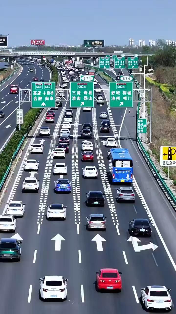 14亿中国人养不起高速公路？8年亏了6万亿，美国高速却免费还能赚钱。美国高速随便