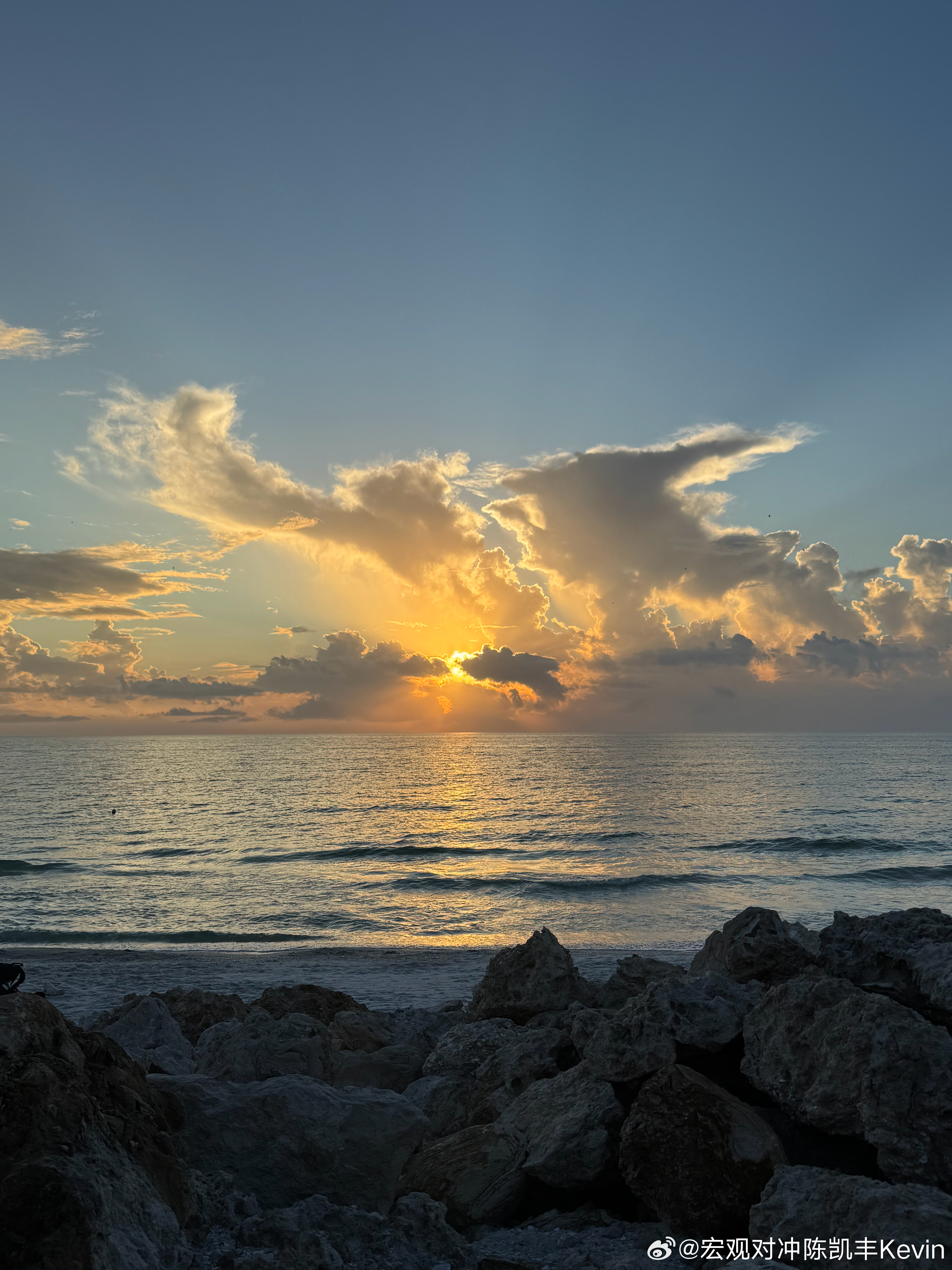周日晚间美国参议院的投票为美国政府重新开放铺平了道路，全球市场因此出现了一轮反弹