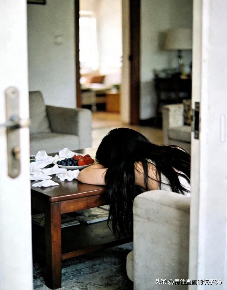 我和女友感情一直很好，直到前几天发现她的秘密。
她随口一句话让我起疑，酒后她哭着