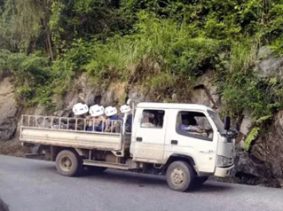 外国留子打错车把司机急出顺口溜  科普来啦！🚚 为什么货车不能拉人呢？从法律上