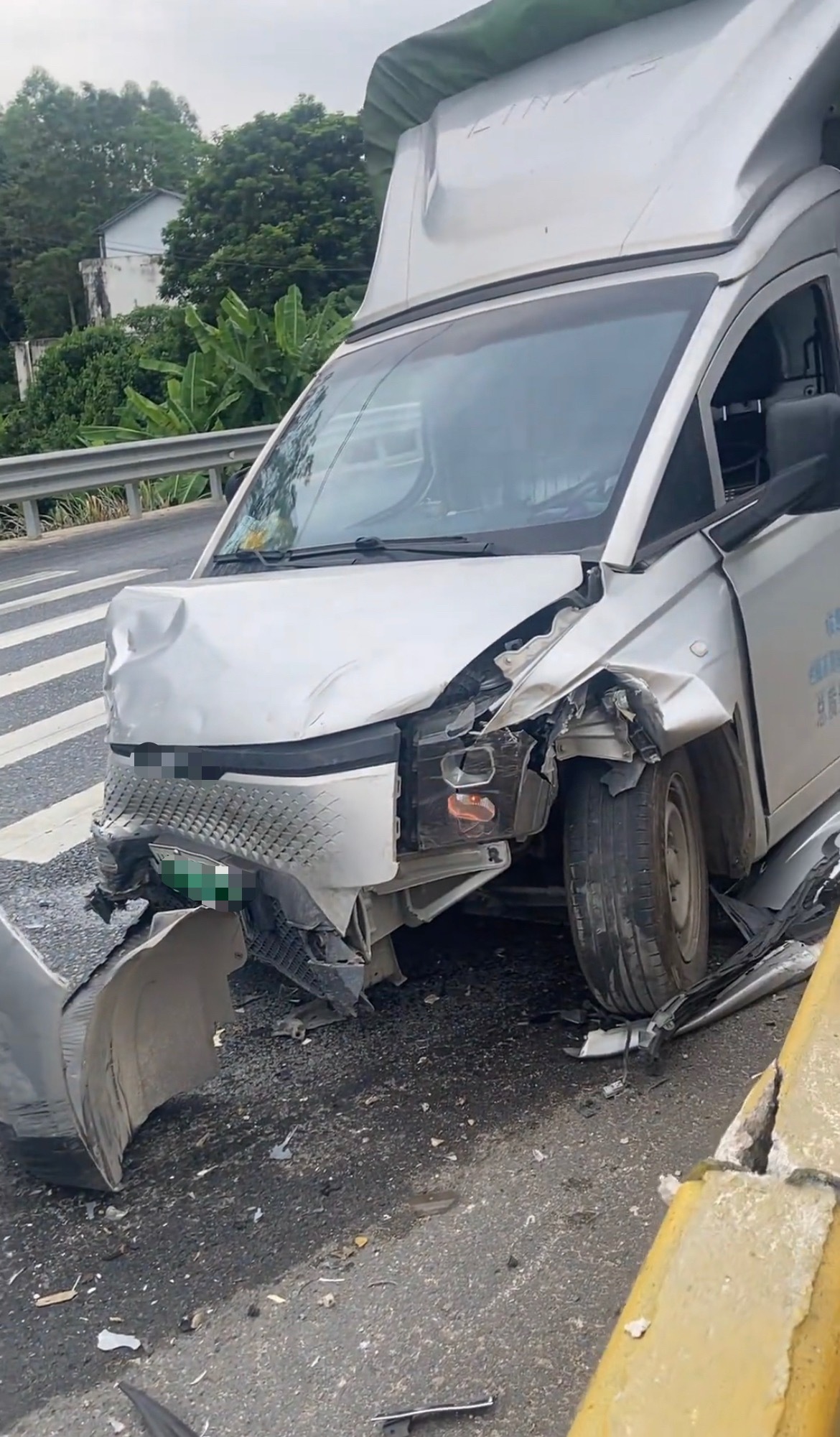 【玉林某全路口小车和新能源货车相撞报废了】近日，网友爆料称：玉林市某全路况一辆小