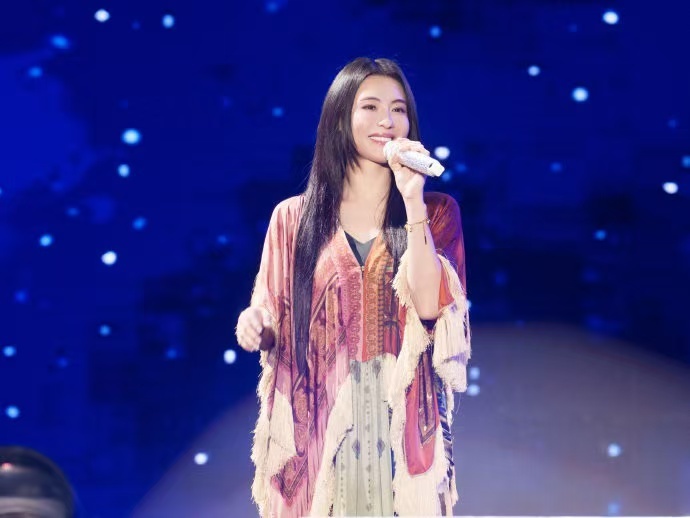张柏芝演唱会状态 姐姐一个眼神扫过来，我在台下直接缺氧！这种被击中的感觉，只有张