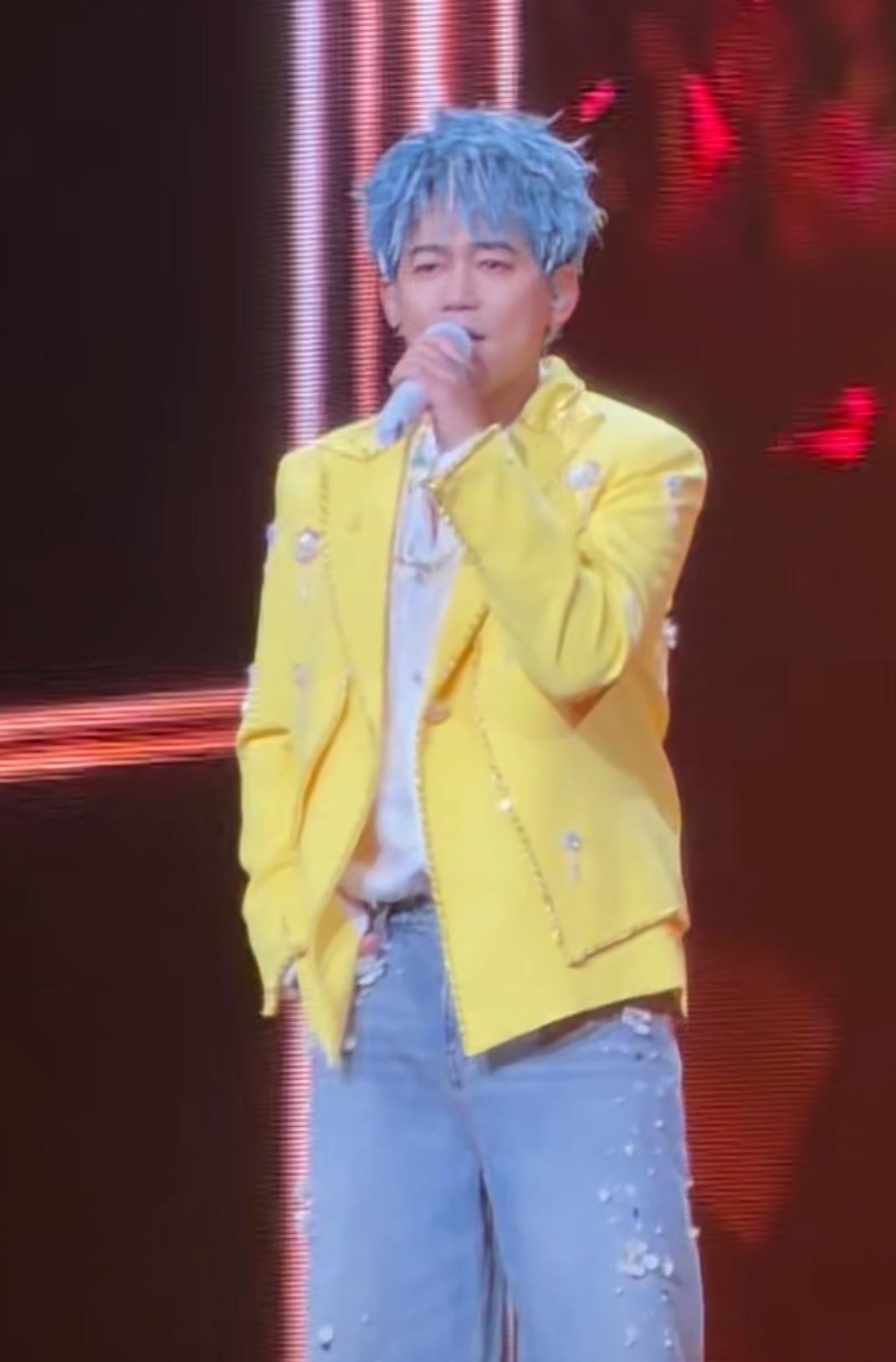 苏醒演唱会唱了《路过人间》！
今晚重庆演唱会上，苏醒一曲《路过人间》让粉丝们感动