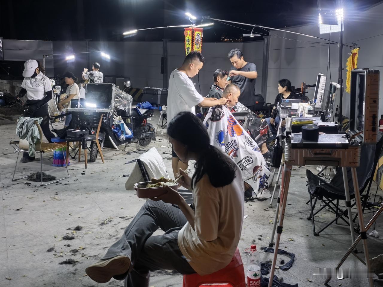 分享一张扫街照片城中村理发路边摊。