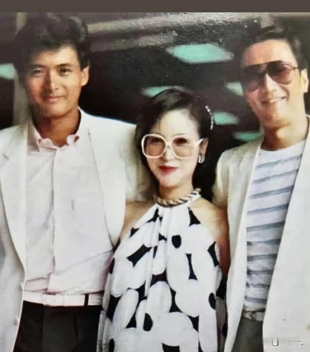 周润发与谢贤夫妇，演艺圈多年好友，70年代常在影视圈活动碰面。
周润发