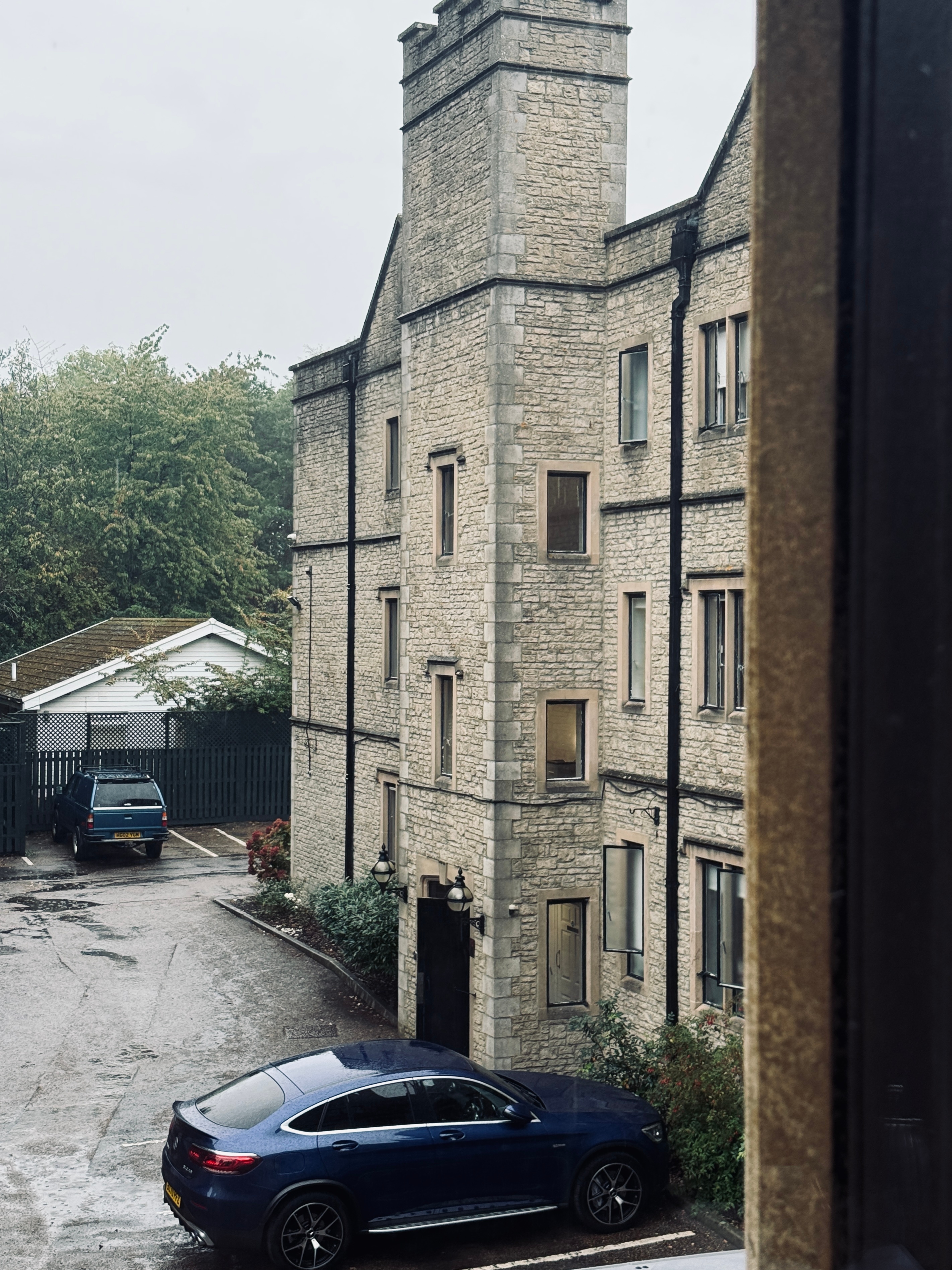 阴雨绵绵+老建筑很刻板印象中的英国了  ​​​