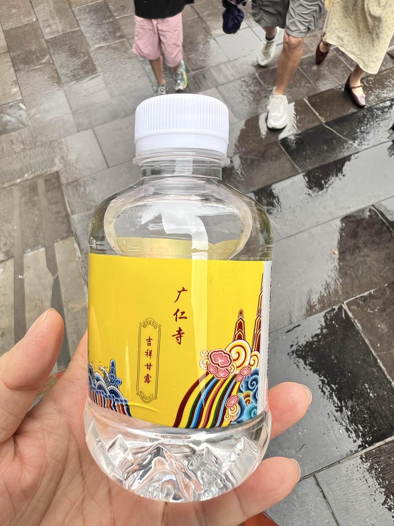广仁寺的"水"可不只有一种，它既是文物古迹，也是贴心的待客之道：· 古井甘露（历