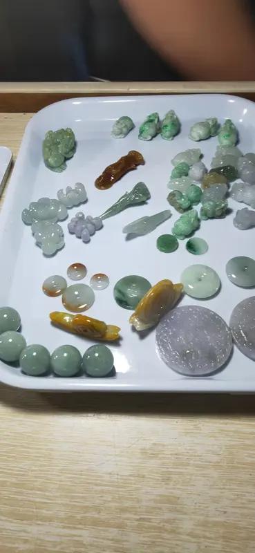 什么样的翡翠才是好翡翠? 市面上翡翠鱼龙混杂，高价不一定就是好货。很多人被商家忽