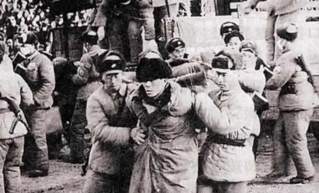 1940年，民兵队长揭发八路军炊事员在饭菜中下毒，谁知人赃俱获下，杨奇清却指着民