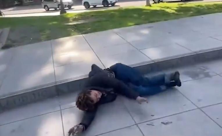 美国街头惊现“教学式”吸毒，少年地上痛苦扭动哭喊：不想上学

这事儿就发生在美国