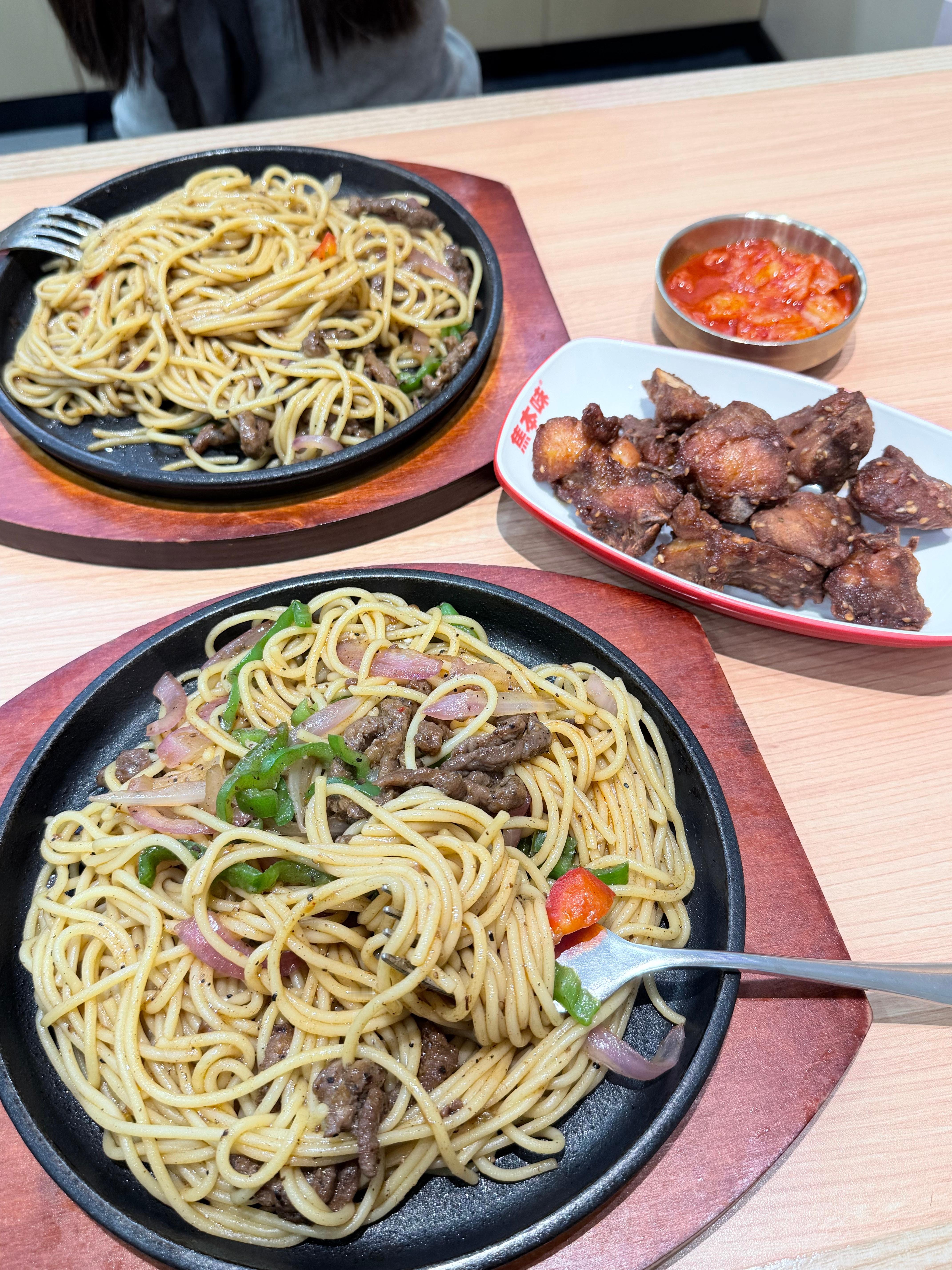 3日下班了过来，等我战斗结束，我们俩一起去吃了铁板面，然后她开车送我杏糊～～日常
