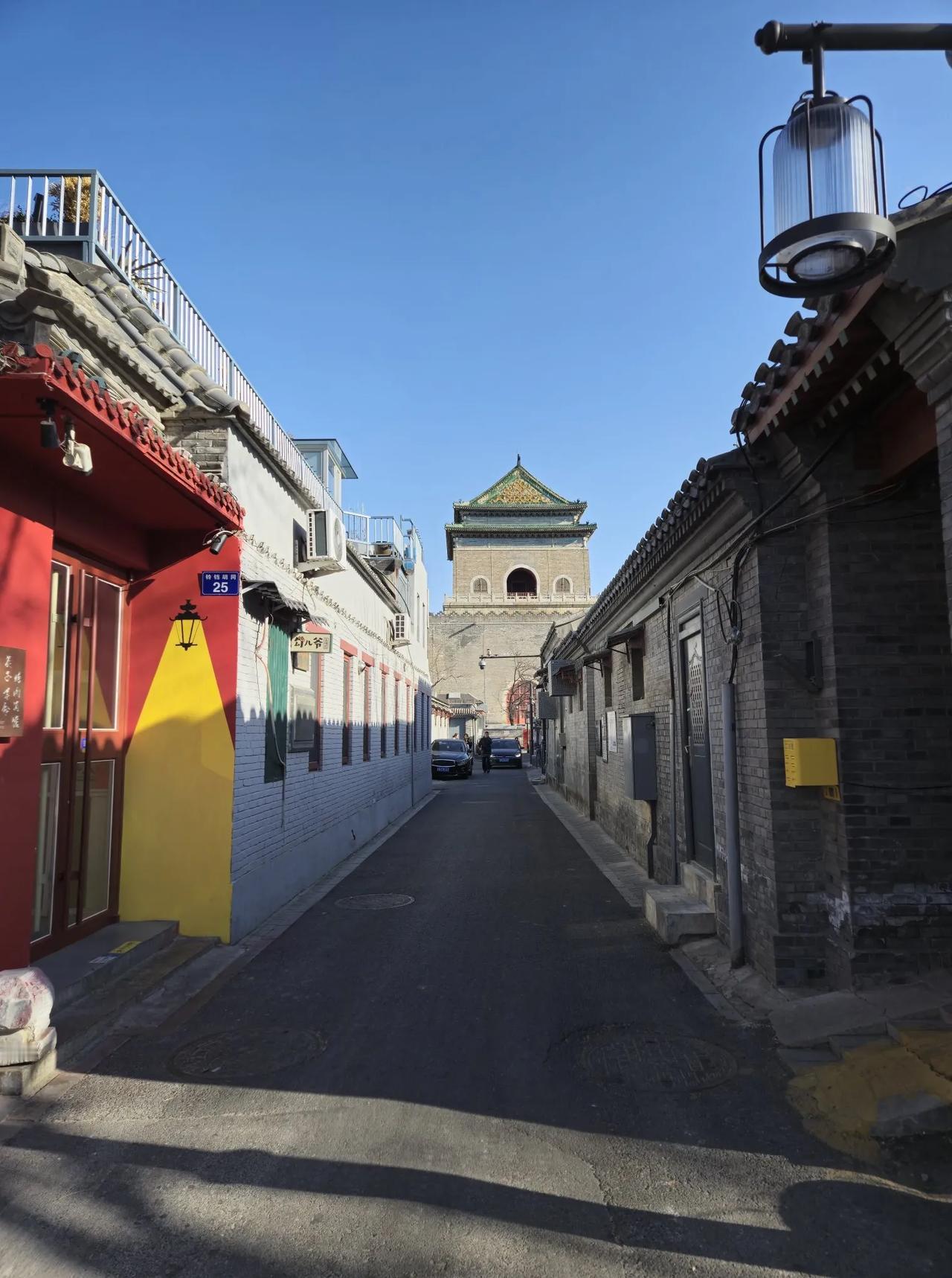 铃铛胡同
铃铛胡同，位于东城区钟楼西侧，呈东西走向，东起钟楼湾胡同，西至旧鼓楼大