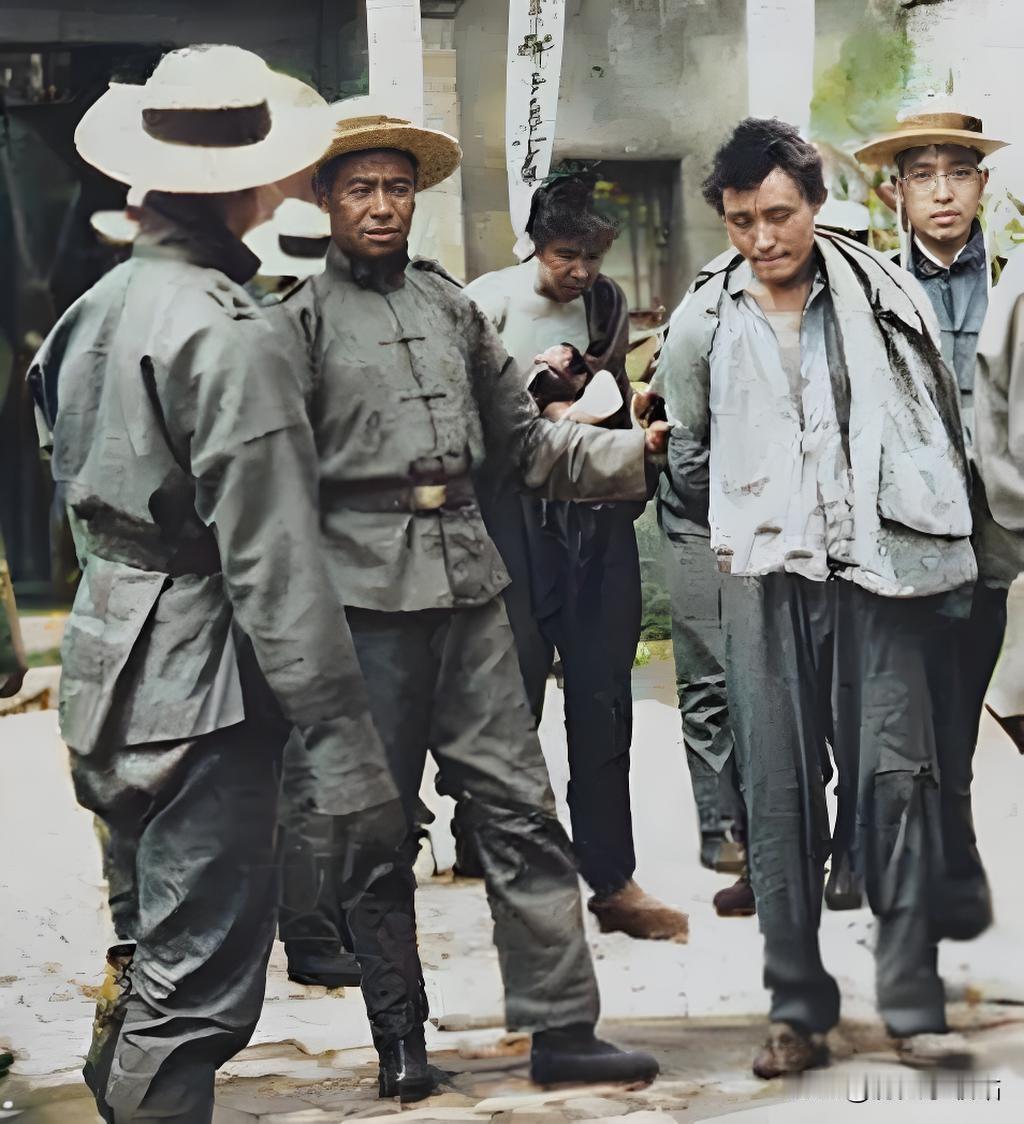 1923年，死刑犯行刑的真实场景被冷酷地记录下来。画面中，一名死刑犯双手被紧紧反