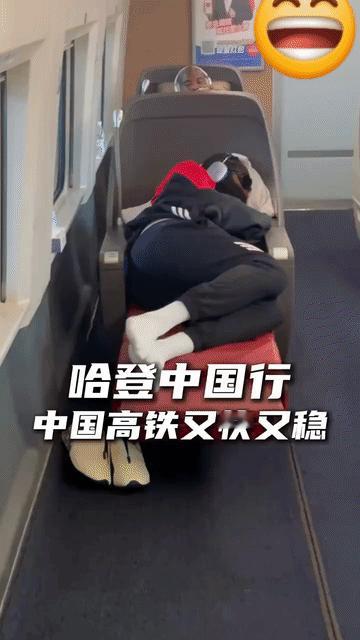 笑不活了，哈登在广州参加活动，现场看上球迷手里的一个枕头，用签名换过来一路随身携