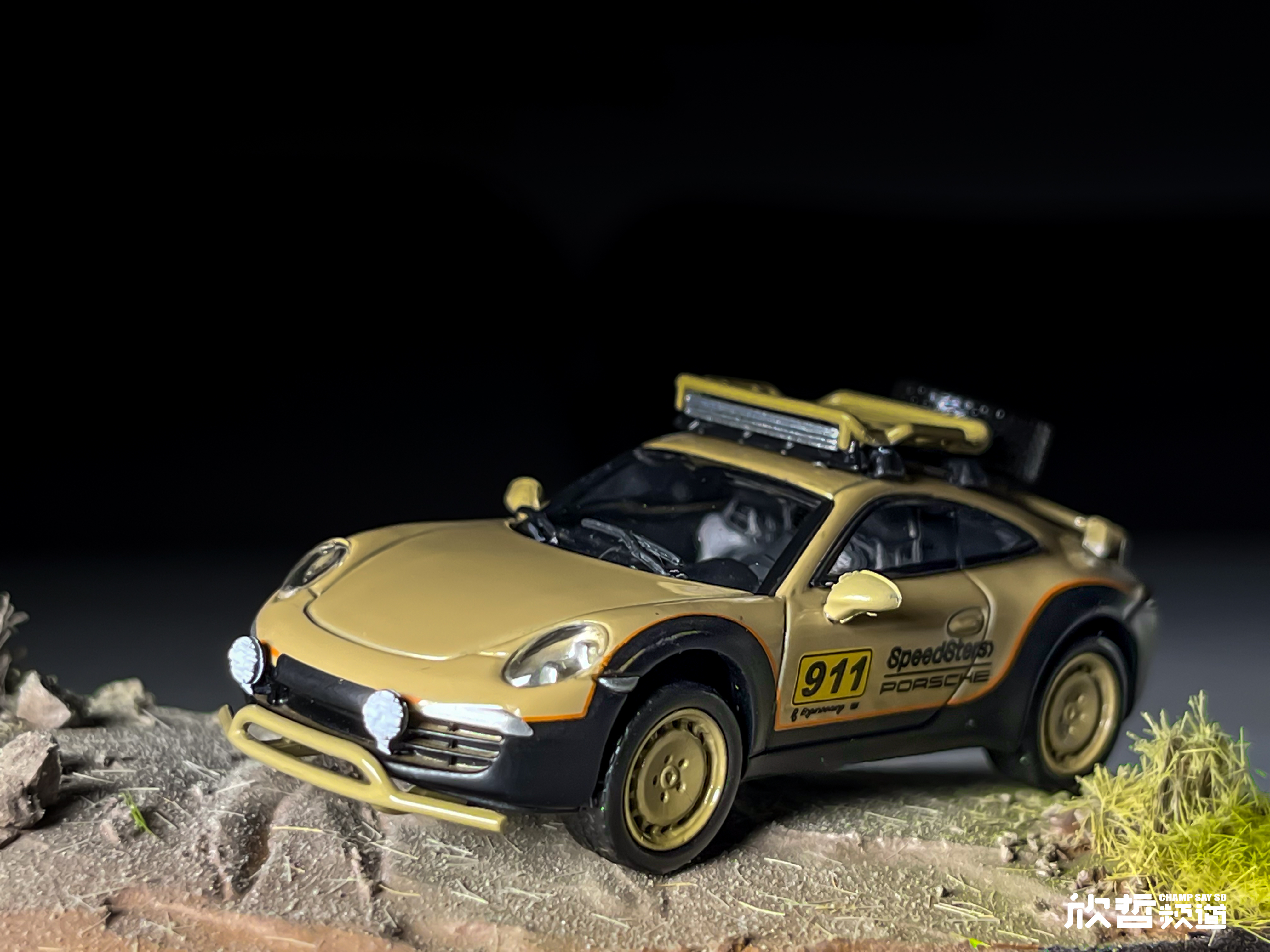 同事收到寄来的Speedster版911 Dakar，当场拍了套照片，又帅又可爱