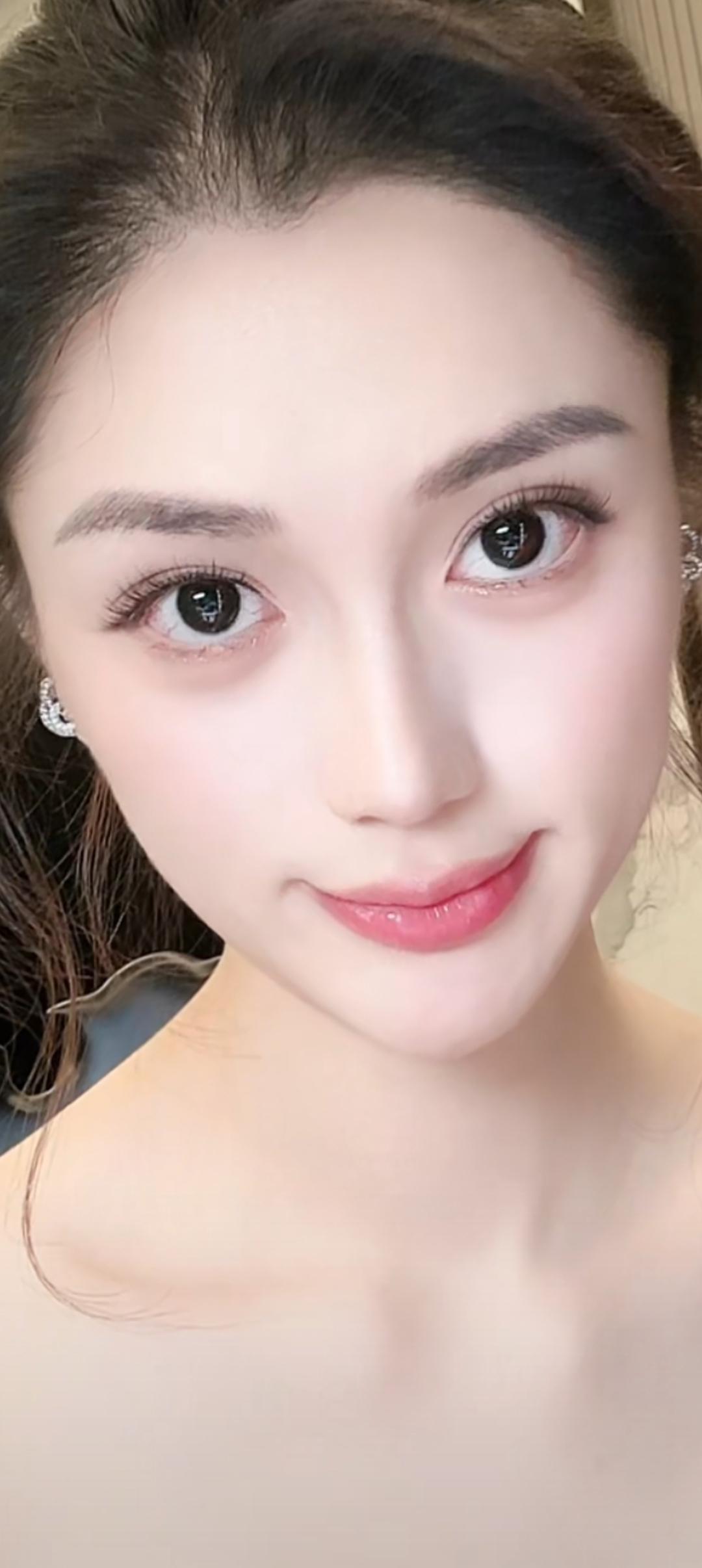 这姑娘眼睛好大好漂亮！