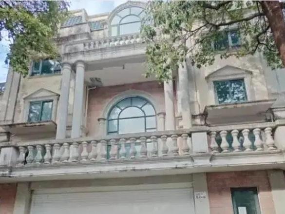 758万眨眼就没了！有钱就是豪横，网友：这钱是大风刮来的？

有钱人的世界，咱们