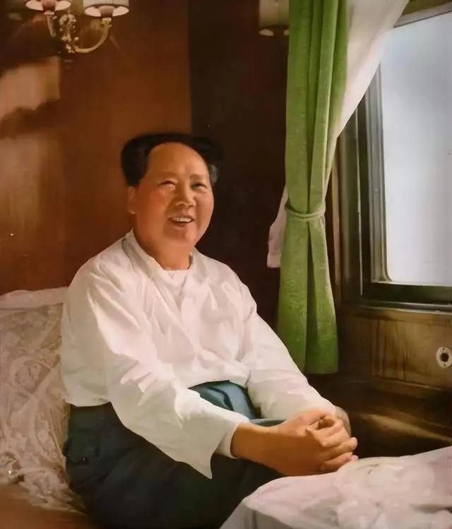 1956年，女服务员王爱梅第一次见到毛主席时，主席：“咱俩是亲戚哩！”王爱梅：“