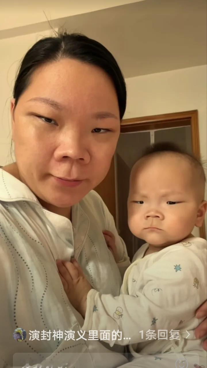 儿子随妈，一点不假。瞅瞅这娘俩，基因多么强大，分毫不差。

娶媳妇多少还是要看颜