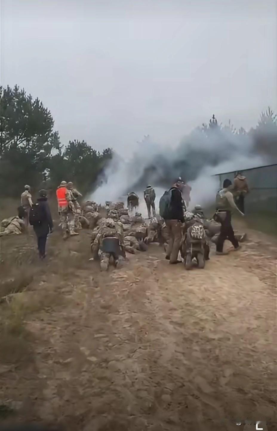 🇺🇦乌克兰前线训练场的士兵们正在接受立即撤退的训练。几天后，他们将前往胡利亚