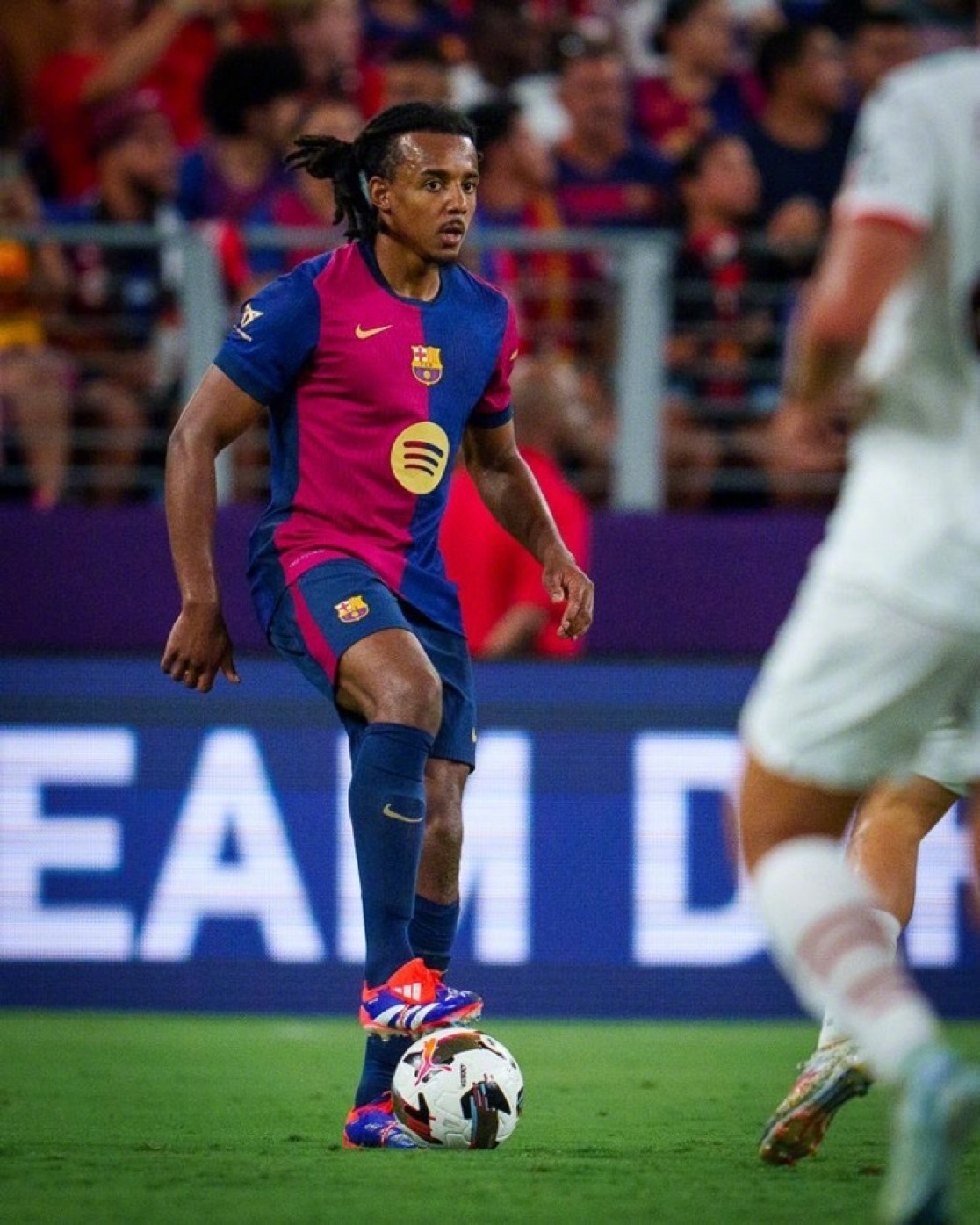 汉斯·弗利克 (Hansi Flick) 认为，右后卫位置在孔德和青训球员的配合