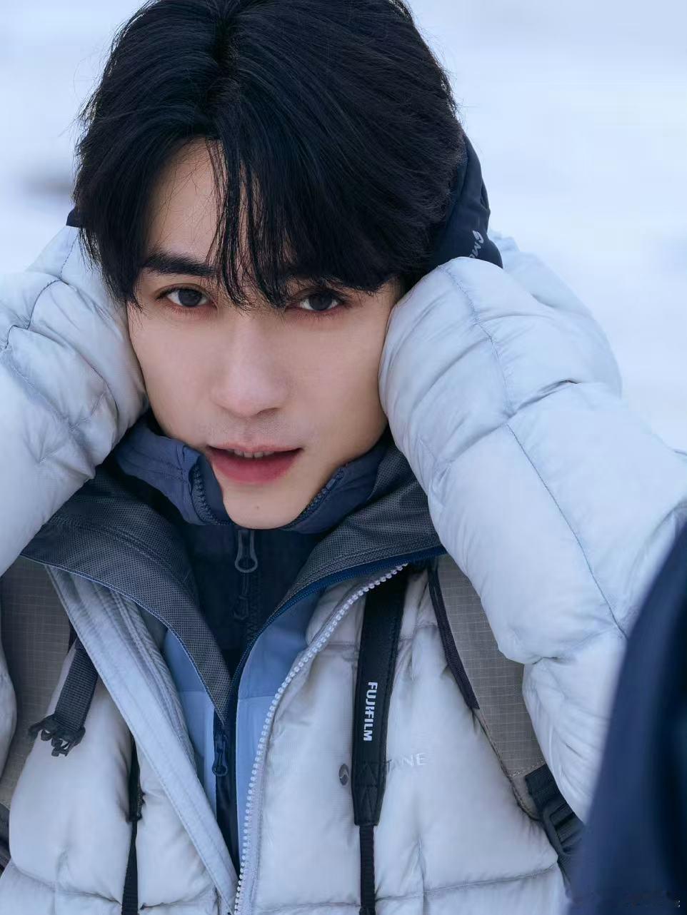 朱一龙初遇祁连山朱一龙雪景氛围感朱一龙初遇祁连山，雪景氛围感，