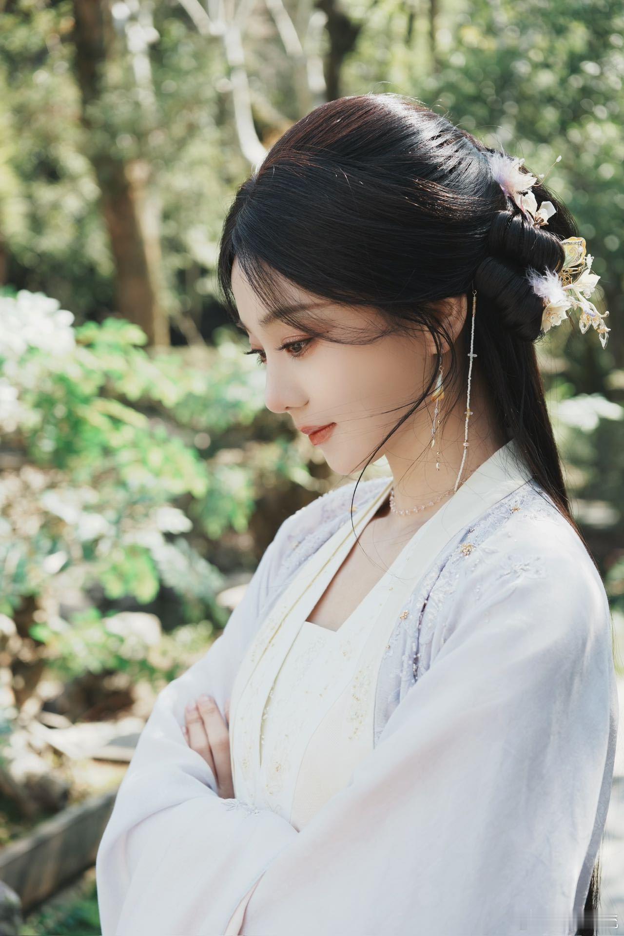 内娱火一个胡意旋怎么了谁被胡意旋的谢永儿狠狠戳中！温柔里藏着韧劲，眼神全是细腻戏