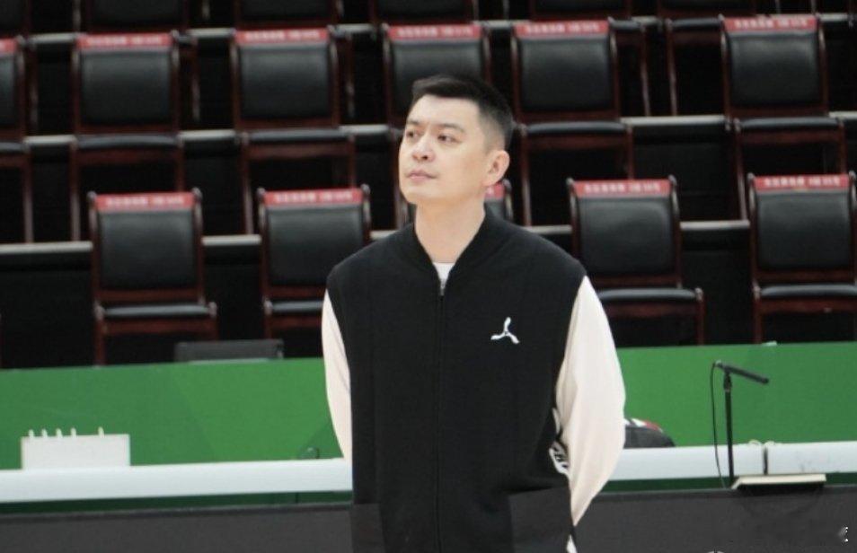 杨鸣赵继伟 杨鸣：赵继伟的回归让攻防两端都更加流畅，战深圳要做好自己。北京时间1