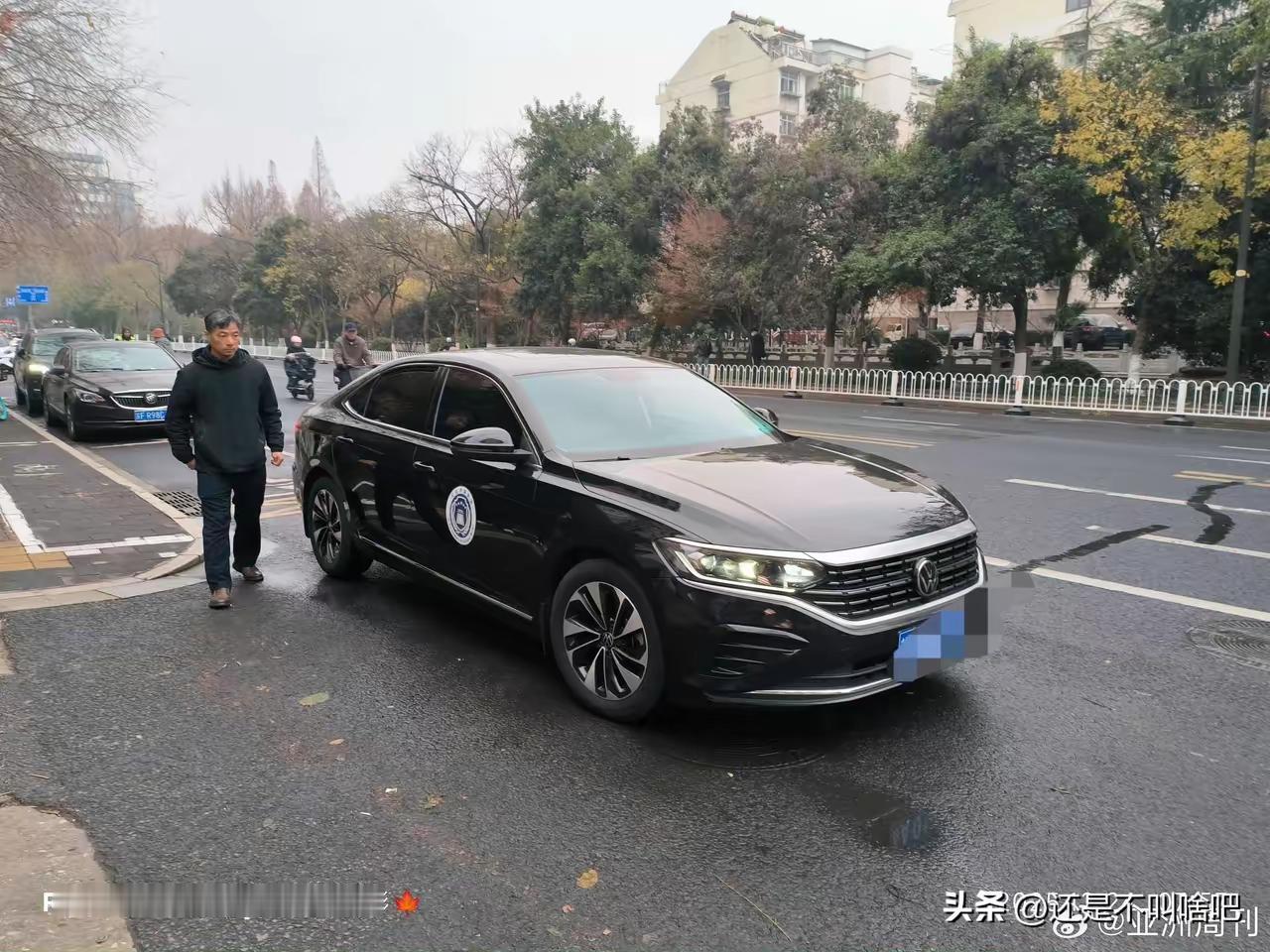 据亚洲周刊报通：早8点多，南博退休职工周礼典已被接去江苏省委招待所接受问询，配合