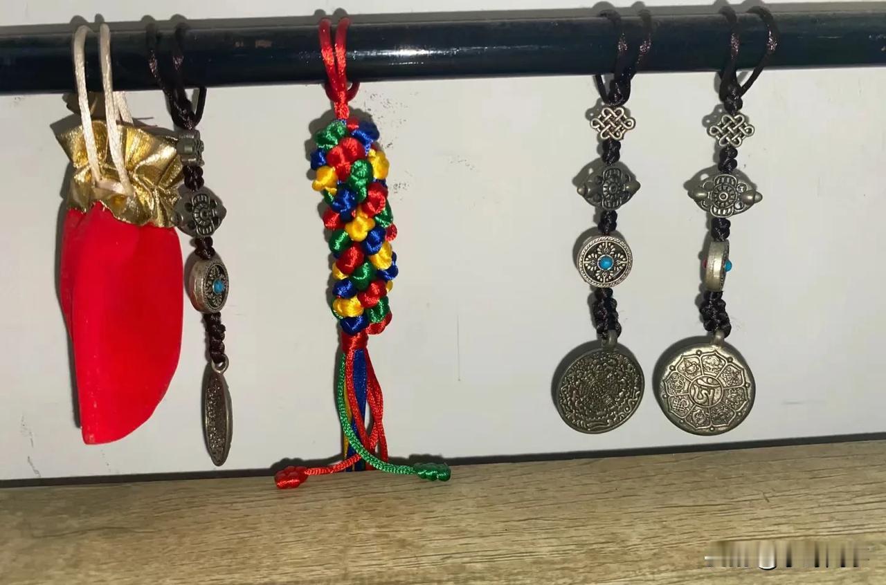 吓人，今天收拾出租屋在一个角落看到的，估计是房东还是上个租客留下来的，能不能扔掉