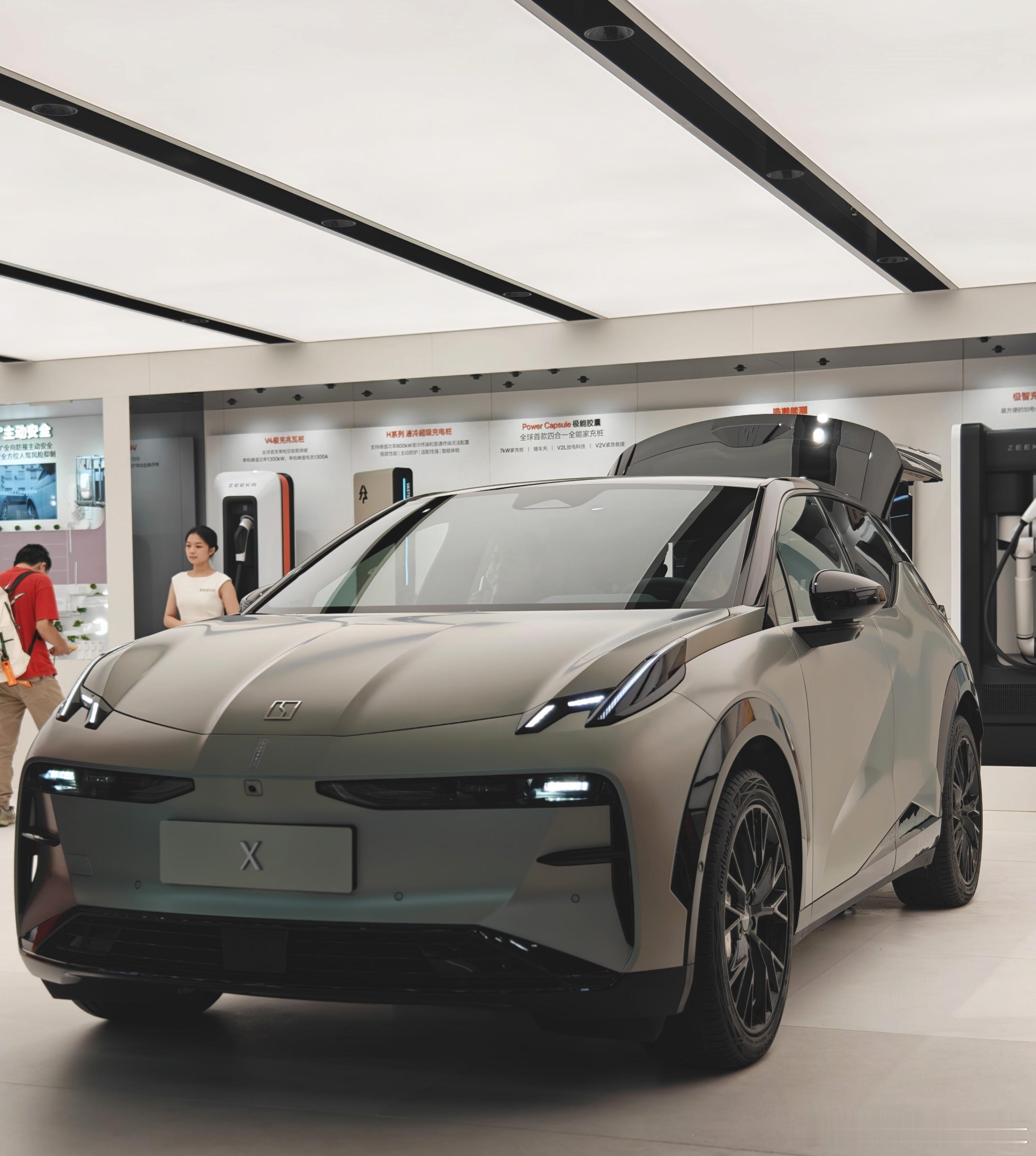 焕新极氪X的新颜色西雅图绿，当时看海报就觉得质感不错看到实车后比想象中还要更高级