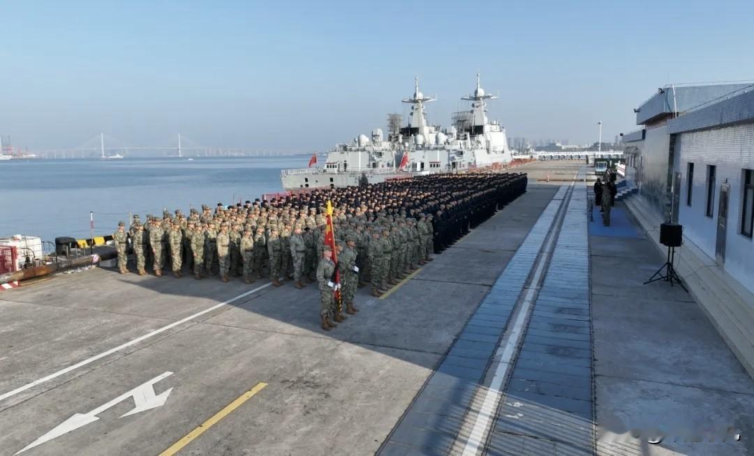 南海舰队新年度开训，这排面也是够可以了……

两艘054A，并排靠泊在码头，准备